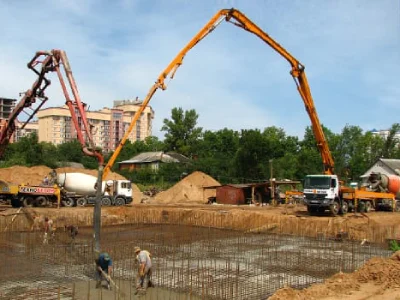 Заливка бетонного фундамента насосом автобетононасос
