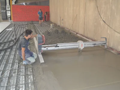 Процесс заливки стяжка бетонного пола